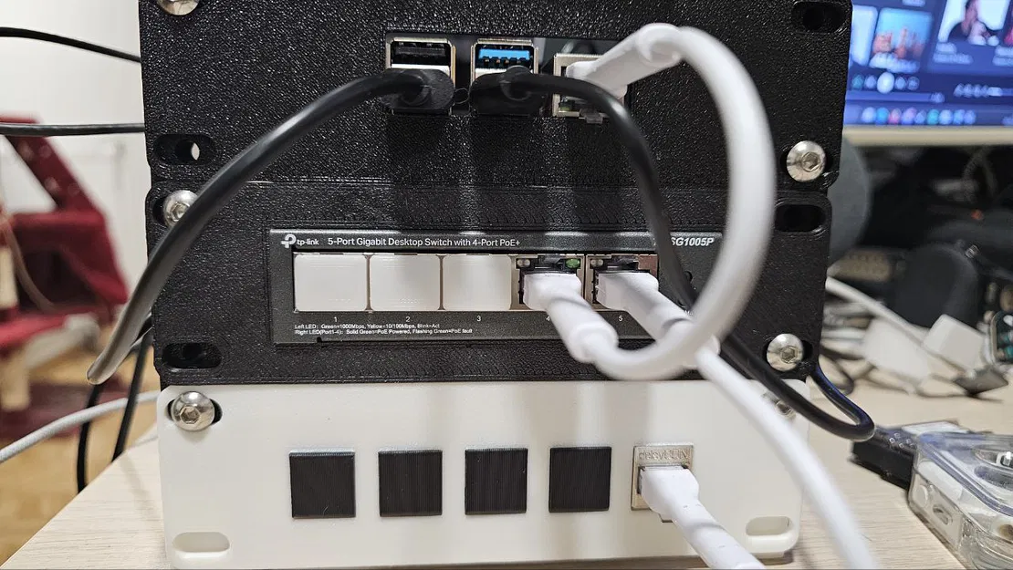 TP-Link SG1005P | SG105 | OC200 6-inch Rack Mount - Image 2