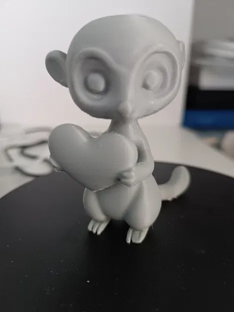 Erdmännchen cầm trái tim (Little Meerkat with heart) – Valentine - Image 1