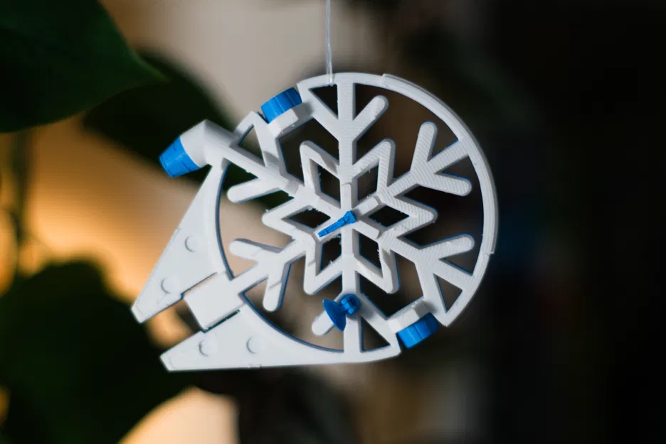 Snowflake Millennium Falcon – Ornament bông tuyết mùa đông - Image 1