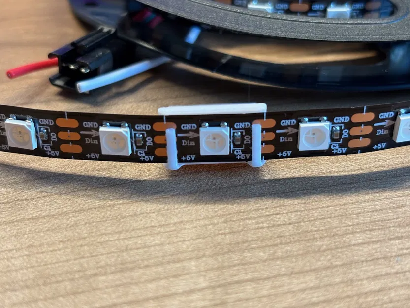 Giá đỡ LED strip gắn bảng Skådis (9mm) – dán băng keo hai mặt - Image 1