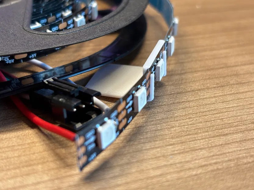 Giá đỡ LED strip gắn bảng Skådis (9mm) – dán băng keo hai mặt - Image 4