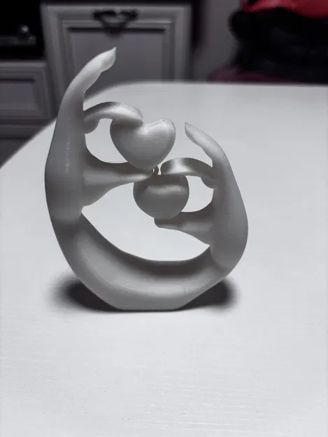 Trang trí Ngày Valentine: Bàn tay nâng những trái tim - Image 1