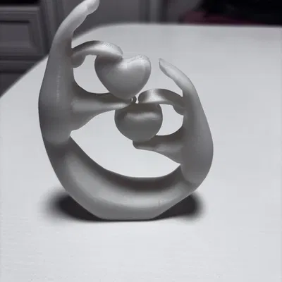 Trang trí Ngày Valentine: Bàn tay nâng những trái tim