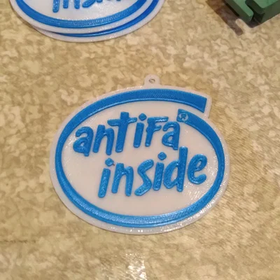 Huy hiệu “Antifa Inside” (Antifa Inside Badge)