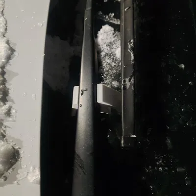 Giá kê nâng cần gạt mưa chống đóng băng (Anti-Freeze Wiper Stands / Winter Blade Lifters)