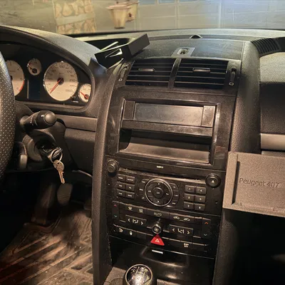 Giá đỡ điện thoại iPhone 17 Pro Max trên xe hơi