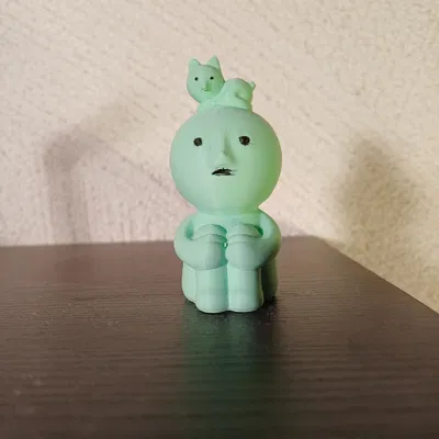 Smiski ngồi với bé mèo trên đầu