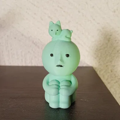 Smiski ngồi với bé mèo trên đầu