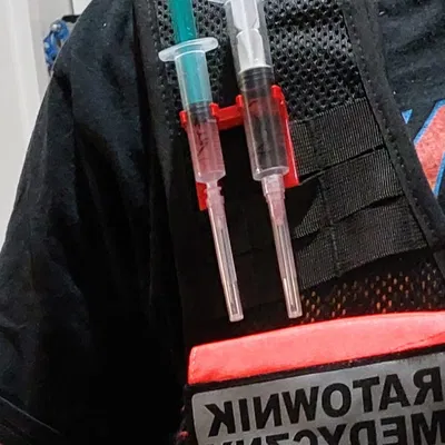 Kẹp gắn ống tiêm cho áo vest và balo