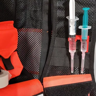 Kẹp gắn ống tiêm cho áo vest và balo