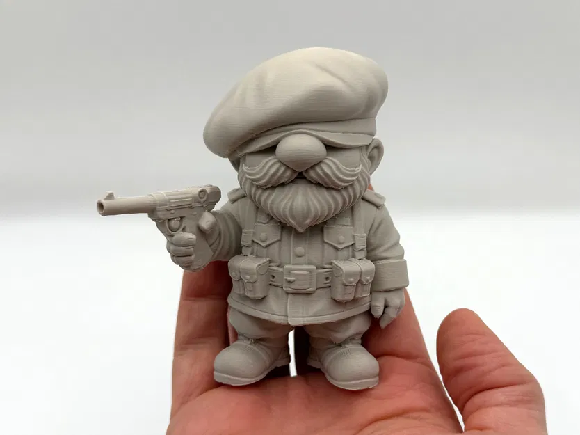 Luger Garden Gnome – Tượng gnome cầm Luger trang trí sân vườn - Image 1