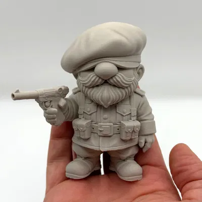 Luger Garden Gnome – Tượng gnome cầm Luger trang trí sân vườn