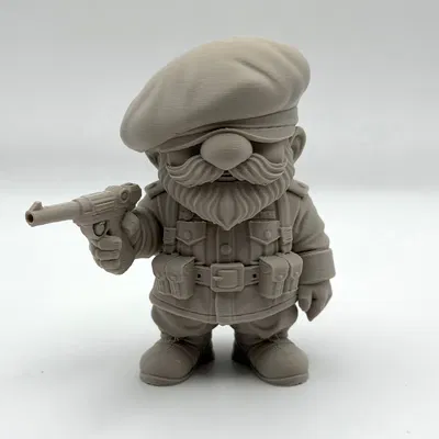 Luger Garden Gnome – Tượng gnome cầm Luger trang trí sân vườn