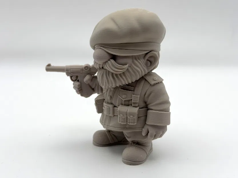 Luger Garden Gnome – Tượng gnome cầm Luger trang trí sân vườn - Image 3