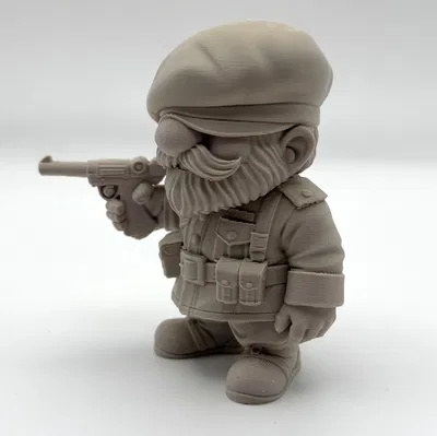 Luger Garden Gnome – Tượng gnome cầm Luger trang trí sân vườn