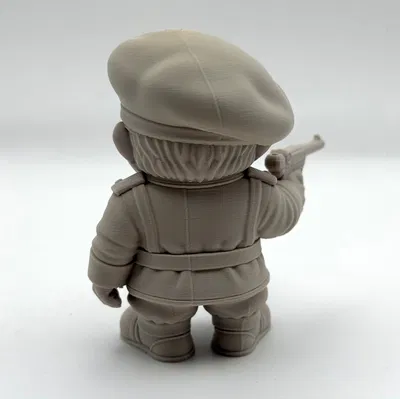 Luger Garden Gnome – Tượng gnome cầm Luger trang trí sân vườn