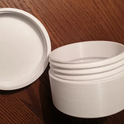 Hộp đơn giản với nắp vặn ren