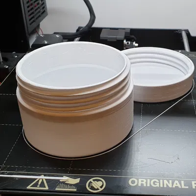 Hộp đơn giản với nắp vặn ren