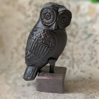 Tượng Cú Minerva (Owl of Minerva Sculpture)