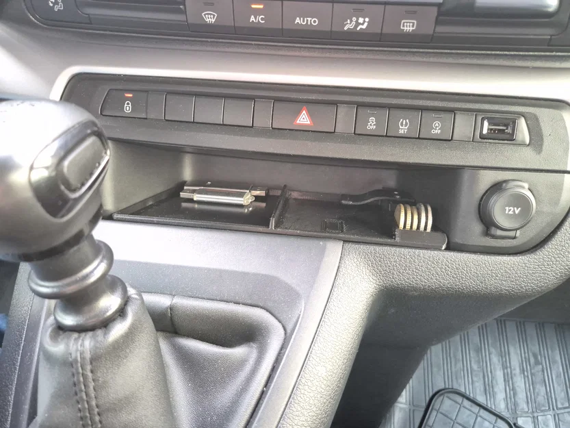 Citroen Spacetourer V - Khay để đồ/giá đỡ điện thoại cho cụm cần số - Image 1