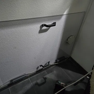 Ngàm/giá treo tường cho tấm Plexiglas 8 mm