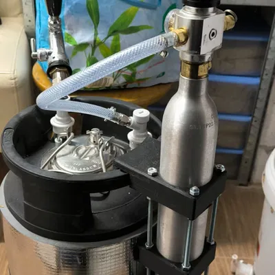 Giá đỡ bình khí SodaStream gắn lên Cornelius Corny Keg