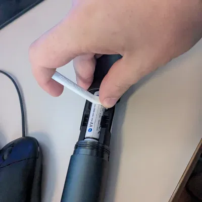 Dụng cụ gỡ pin AA (AA Battery Remover)