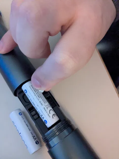 Dụng cụ gỡ pin AA (AA Battery Remover) - Image 3