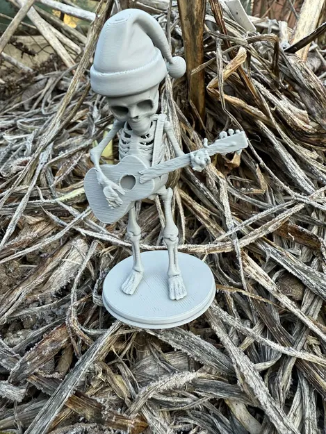 Bộ Xương Mùa Đông Cầm Guitar Trên Giá Đỡ - Image 1