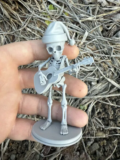 Bộ Xương Mùa Đông Cầm Guitar Trên Giá Đỡ - Image 2