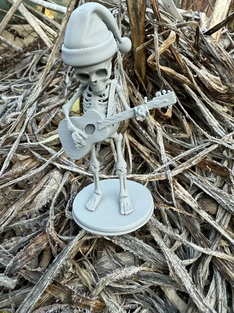 Bộ Xương Mùa Đông Cầm Guitar Trên Giá Đỡ - Image 3