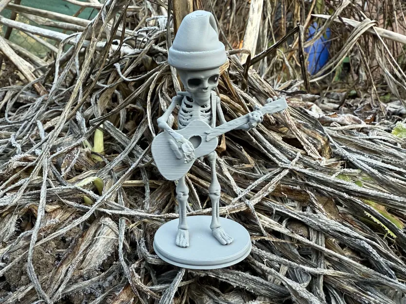 Bộ Xương Mùa Đông Cầm Guitar Trên Giá Đỡ - Image 4