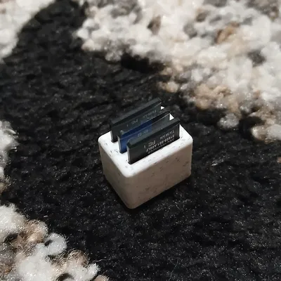 Giá đựng thẻ MicroSD