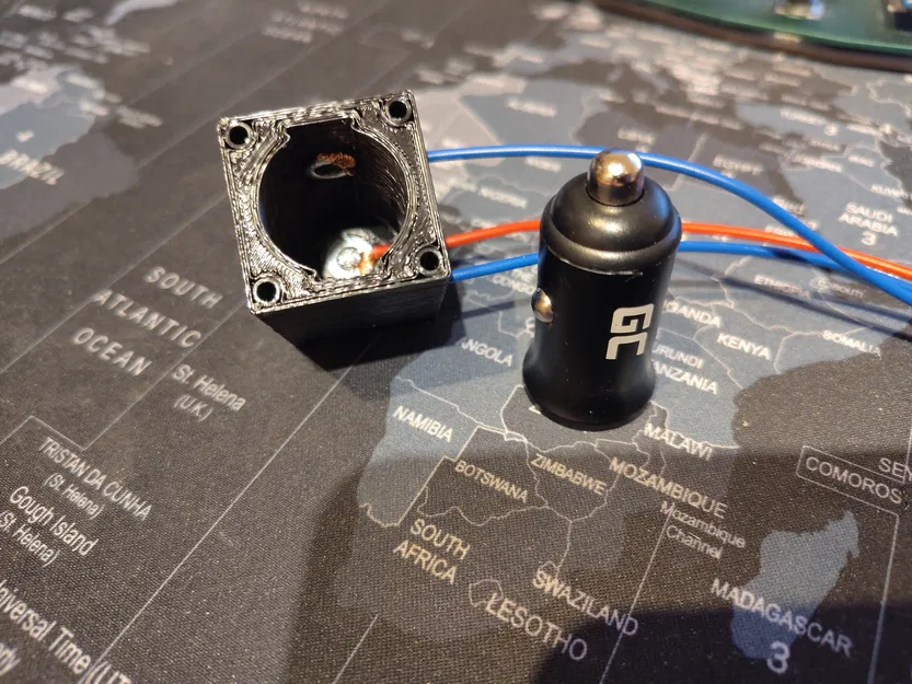 Ổ cắm 12V trên xe (12V Bordsteckdose) - Image 1