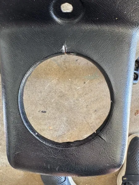 Vòng viền che nứt quanh cần số Triumph TR6 (gearshift trim ring) - Image 1