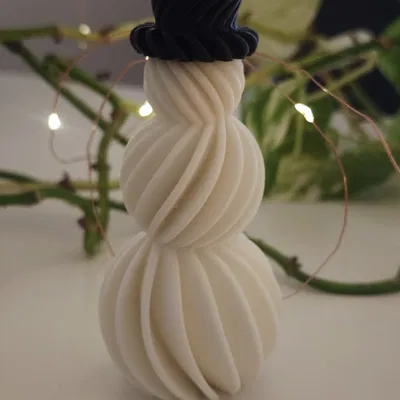 Everydays 036 – Người tuyết xoắn ốc đội mũ chóp