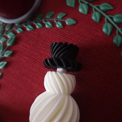 Everydays 036 – Người tuyết xoắn ốc đội mũ chóp