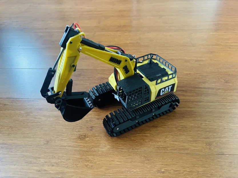 RC Excavator – Model Fusion 360 lắp ráp sẵn kèm logo CAT - Image 2