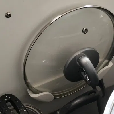 Giá giữ nắp (Lid holder) cho tủ bếp
