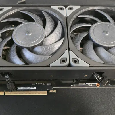 ASUS ROG Strix GeForce RTX 2080 Ti - Shroud quạt custom