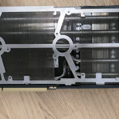 ASUS ROG Strix GeForce RTX 2080 Ti - Shroud quạt custom