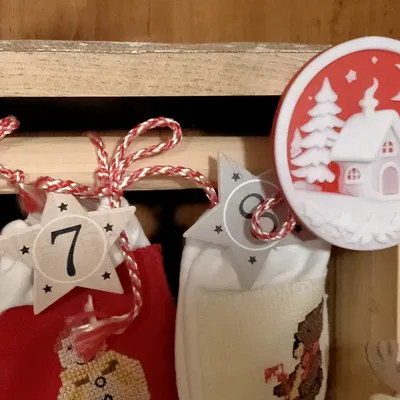 Trang trí Noel hai màu: ngôi nhà