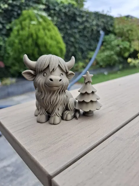 Highland Holiday Magic – Bé bò Highland bên cây thông Noel - Image 1