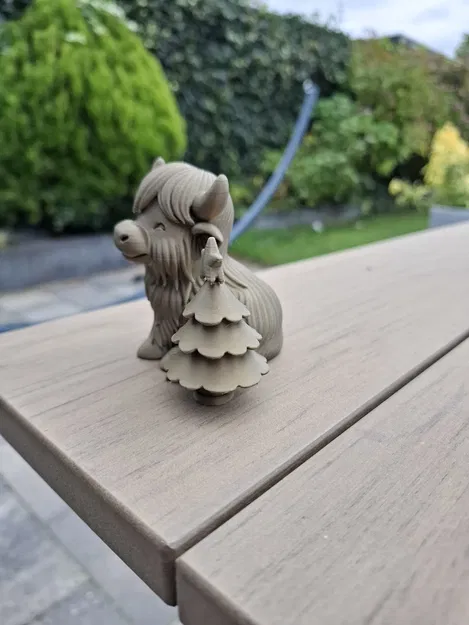 Highland Holiday Magic – Bé bò Highland bên cây thông Noel - Image 2