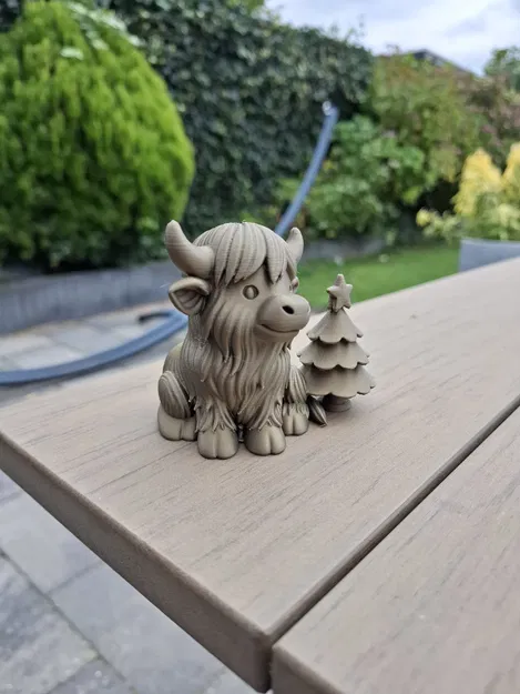 Highland Holiday Magic – Bé bò Highland bên cây thông Noel - Image 3