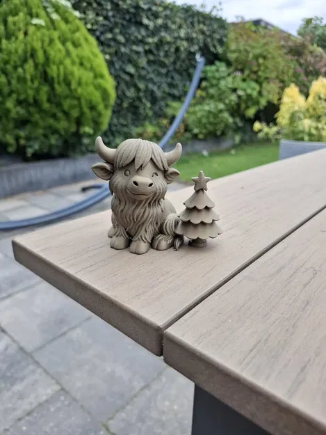 Highland Holiday Magic – Bé bò Highland bên cây thông Noel - Image 4