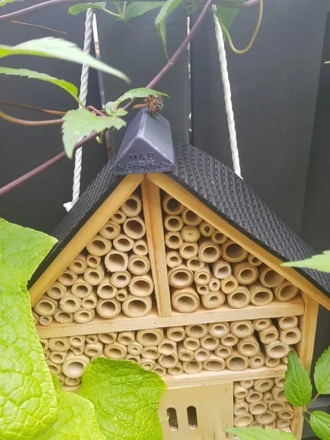 Mái Insektenhotel (Insect hotel) có ngói và đầu hồi - Image 1