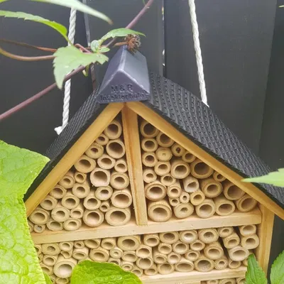 Mái Insektenhotel (Insect hotel) có ngói và đầu hồi