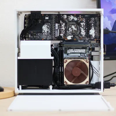 SUG-CUN-SOL – Vỏ PC gaming in 3D 8.2L kiểu console dựng đứng