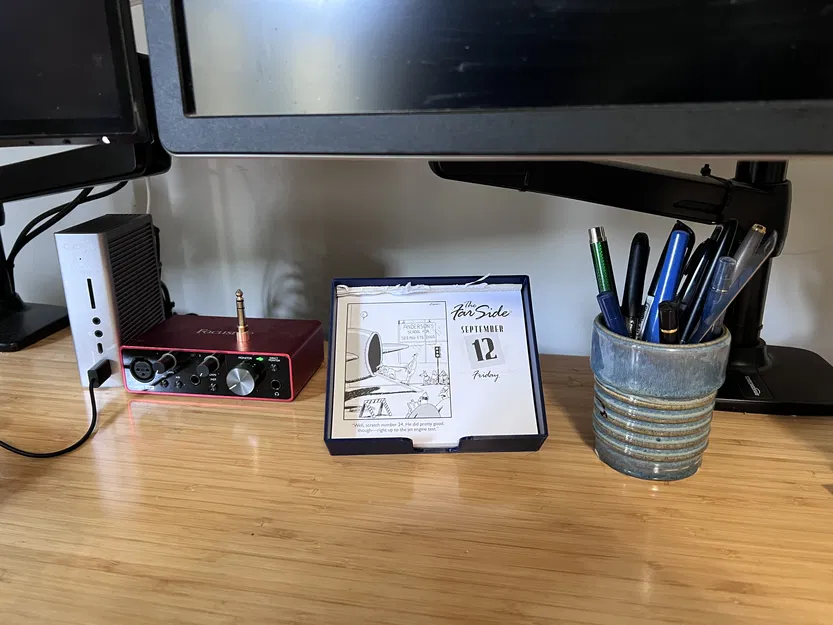 Giá đỡ lịch để bàn (vừa The Far Side 2025, 2026) - Image 1